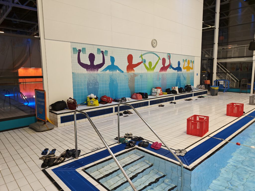 heerlijk zwemmen in het doelgroepenbad op elke dinsdagavond in het leeghwaterbad in purmerend